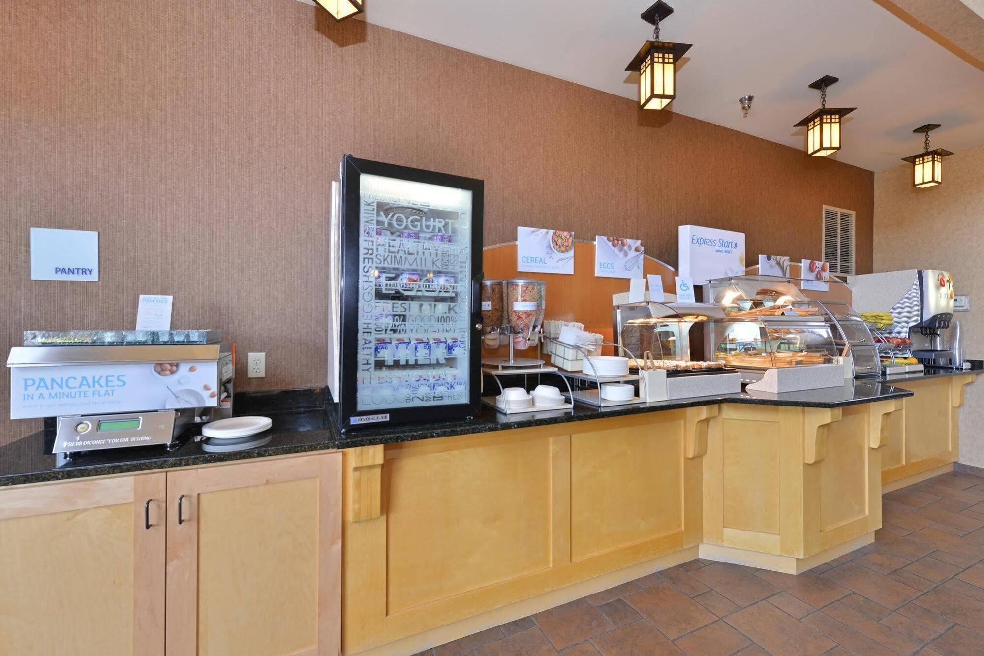 Holiday Inn Express Hotel & Suites Gillette By Ihg Buitenkant foto